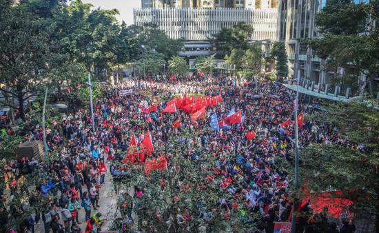 红旗飘反黑暴 香港数千市民集会发出正义之声