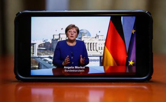 2020年3月18日，德国总理默克尔发表讲话，指出新冠肺炎是德国二战以来最大的挑战。新华社 图