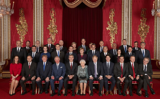 英女王白金汉宫招待北约领导人 他们都同框了