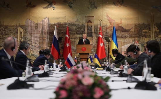 3月29日，俄罗斯和乌克兰谈判代表在土耳其伊斯坦布尔多尔玛巴赫切宫总统府开启新一轮谈判。土总统埃尔多安在和谈开始前会见了双方代表并表示愿促成俄乌总统在土会面。新华社发（土耳其总统府供图）