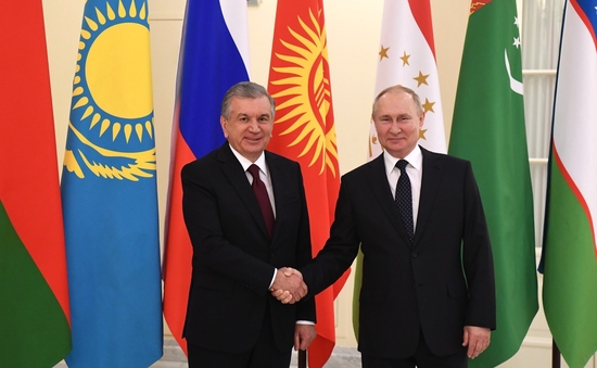 俄罗斯总统普京同乌兹别克斯坦总统米尔济约耶夫握手。 澎湃影像 资料图