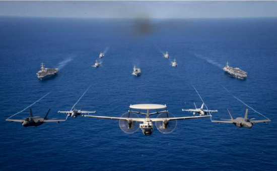 美日同盟關係不斷深化拓展，防務領域合作從戰略層級向戰術層面延伸。圖為美國航母打擊群與日本海上自衛隊舉行聯合演習。
