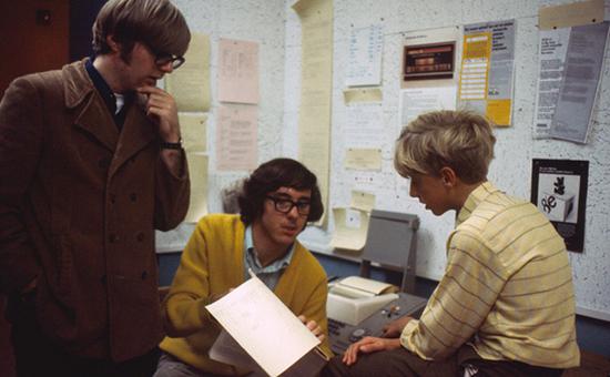 比尔·盖茨博文中展示自己和保罗·艾伦高中时的照片：左一为保罗·艾伦，右一为比尔·盖茨。