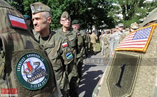 ▲资料图片：参加“巨蟒-2016”军演的波兰军队士兵与美军士兵并肩列队。