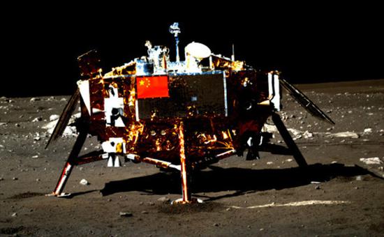 “玉兔”号月球车拍摄的嫦娥三号着陆器。来源/国家航天局