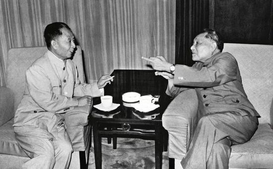 1980年9月，邓小平和胡耀邦（左）在一起交谈。