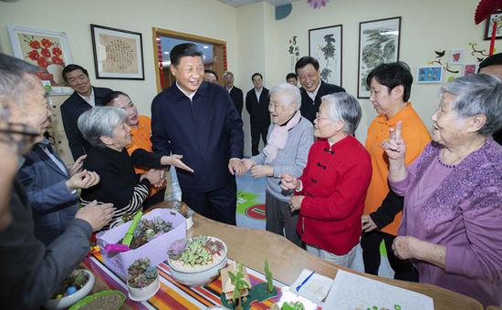 2018年11月6日上午，习近平在上海虹口区市民驿站嘉兴路街道第一分站托老所同老年居民亲切交谈。新华社记者 李涛 摄