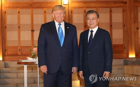 （6月29日，在青瓦台，韩国总统文在寅（右）同到访的美国总统特朗普合影留念。图源：韩联社）