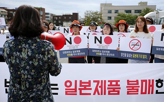 当地时间2019年8月15日，韩国泰安，光复节当天，泰安女性团体举行抵制日货抗议活动。 视觉中国 图