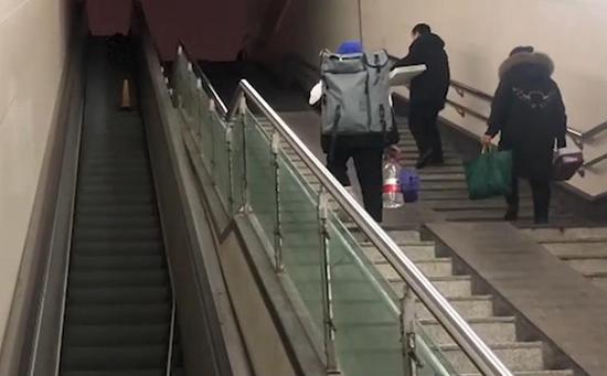 河南郑州火车站4部手扶电梯建成8年未投入使用。 视频截图