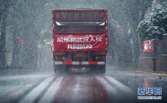 2月15日，运送成都市成华区捐赠武汉消毒液的卡车在武汉市区行驶。  新华社记者 王毓国 摄