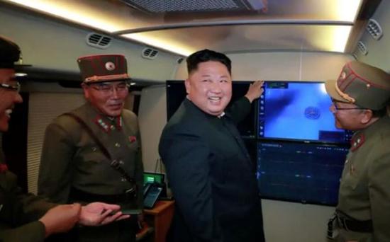 朝中社8月3日播发的视频截图显示，朝鲜最高领导人金正恩在观看新型火箭炮试射。路透社