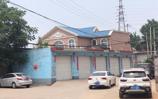 微水村村支书刘吉平的一处别墅，有5个车库。 新京报记者 向凯 摄