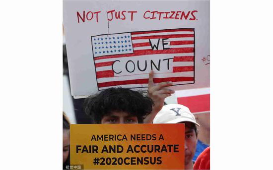 6月27日,抗议者聚集在美国最高法院门口,反对特朗普政府在人口普查中添加公民国籍身份问题。图/视觉中国