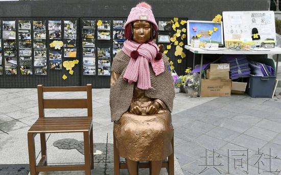 图为韩国象征慰安妇受害者的少女像