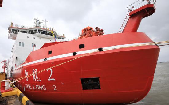 7月10日，即将交付的“雪龙2”号停泊在上海崇明岛。新京报记者 王嘉宁 摄