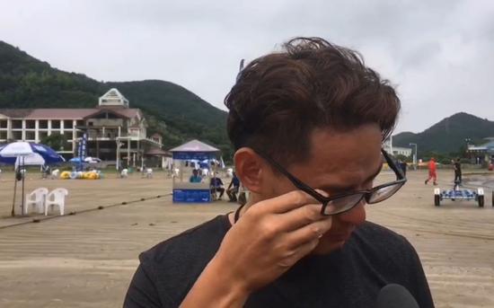 女童父親在救援現(xiàn)場。浙江新聞客戶端