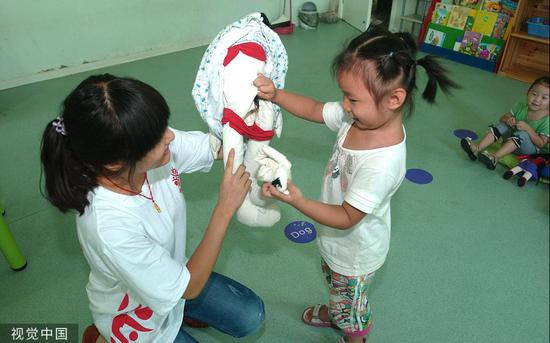 　　2011年8月29日，郑州某学校，一名女孩在老师的引导下从“妈妈”肚子里“接生”出小宝宝。图/视觉中国