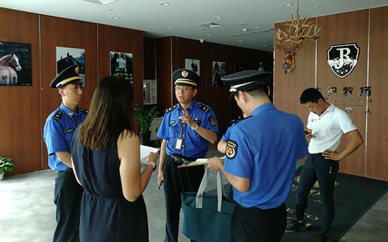 城管执法人员执法现场。本文图片 上海市城管执法局供图