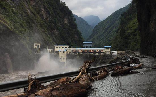 8月22日,龙潭水电站的漫坝洪水水势见涨。 新京报记者 周世玲 摄