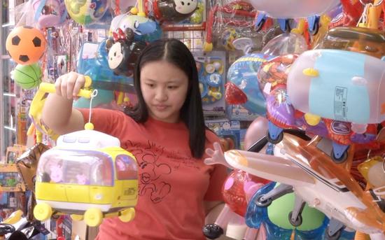 9月13日下昼,一位女顾客正在福荣街选购灯笼。