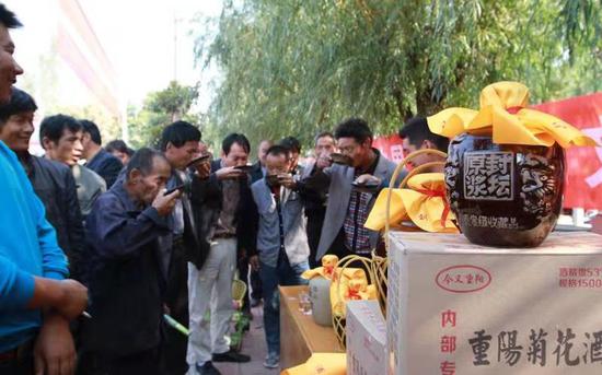 河南西峡县重阳镇，人们聚在一起喝重阳菊花酒。受访者供图