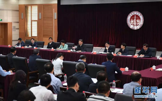 （图：2017年5月3日，中共中央总书记、国家主席、中央军委主席习近平来到中国政法大学考察。这是习近平同中国政法大学师生和首都法学专家、法治工作者代表、高校负责同志座谈。）