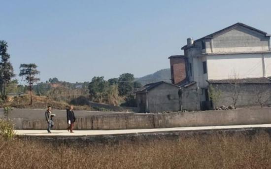 12月5日，澄潭江镇政府工作人员去达坪村，准备统计受损情况。新京报记者 张熙廷 摄