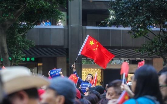 红旗飘反黑暴 香港数千市民集会发出正义之声