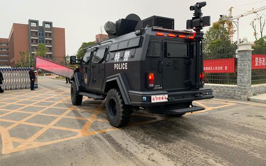 12月17日7时50分许，押送犯罪嫌疑人的警车进入法院。新京报记者 李阳 摄