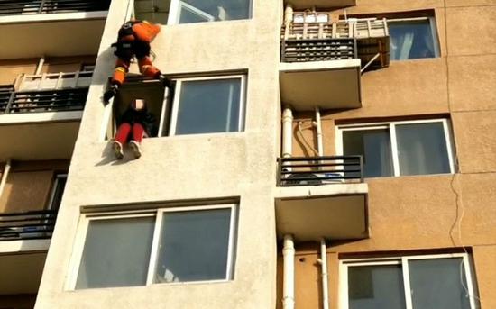 16岁少女欲跳楼轻生 消防员高层速降将其救下