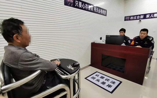 火车站冒充老乡帮忙买车票 一男子因诈骗被拘