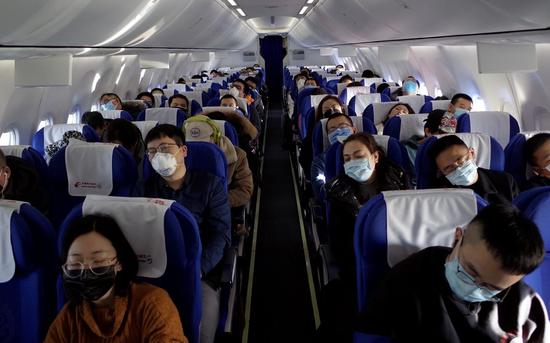 1月22日，北京往武汉的飞机上，旅客们基本都佩戴着口罩。摄影/新京报记者 郑新洽
