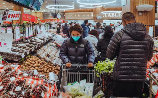 1月23日，离汉通道关闭，人挤人的超市。受访者供图