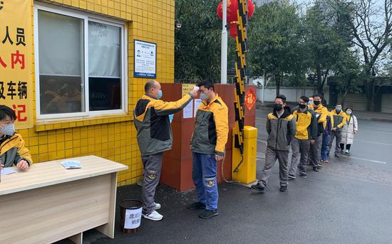 复工潮下的忙碌：快递小哥院外催取件 背娃云办