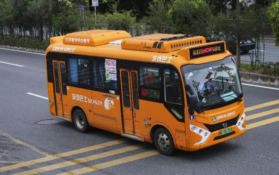 资料图片：深圳街头的电动公交车。（香港《南华早报》网站）