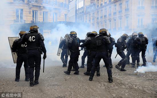巴黎的防暴警察 图源：同上