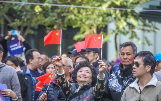 红旗飘反黑暴 香港数千市民集会发出正义之声