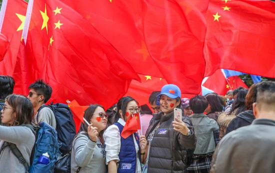 红旗飘反黑暴 香港数千市民集会发出正义之声