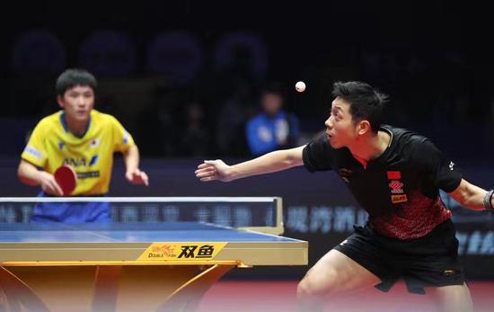 许昕逆转击败张本智和。