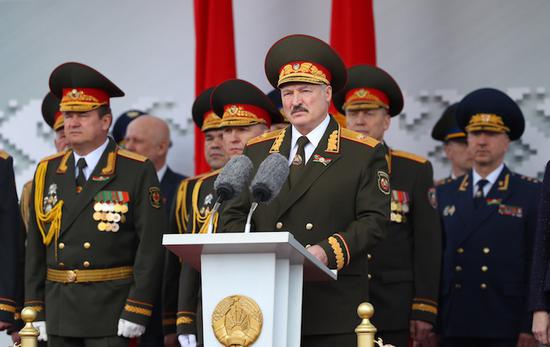 5月9日，白俄罗斯总统卢卡申科（前）在首都明斯克举行的阅兵式上致辞。