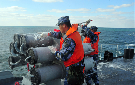 正在给舰艇除冰的解放军战士,说明这个美国海军啊……没什么高纬度