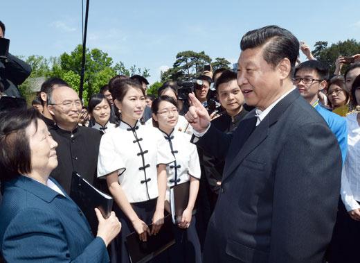 2014年5月4日，中共中央总书记、国家主席、中央军委主席习近平在北京大学考察。这是习近平在校园观看北大师生纪念五四运动95周年青春诗会时同朗诵者亲切交谈。新华社记者马占成摄