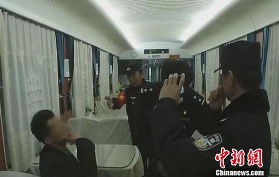 武汉铁路公安民警正在对罗某进行口头传唤。 中新网 图