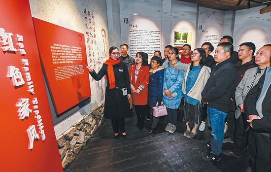 2019年2月14日，福建省罗源县纪委监委组织纪检监察干部来到马尾潮江楼参观王荷波烈士事迹展，以此作为开年“第一课”，激励永葆清正廉洁的政治本色，打造忠诚、干净、担当的纪检监察干部队伍。 雷桃金/摄