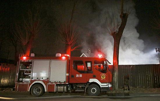 12月14日，消防队赶到后，经过奋力扑救，未造成大火殃及周边房屋。