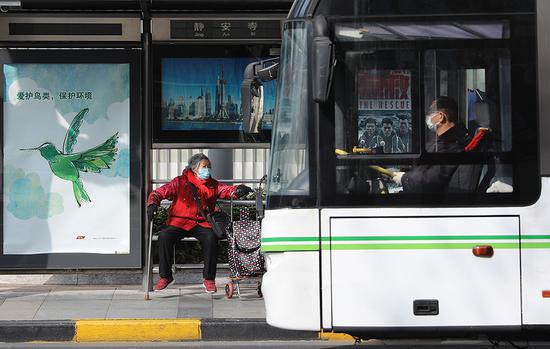 一位老人在等公交车.