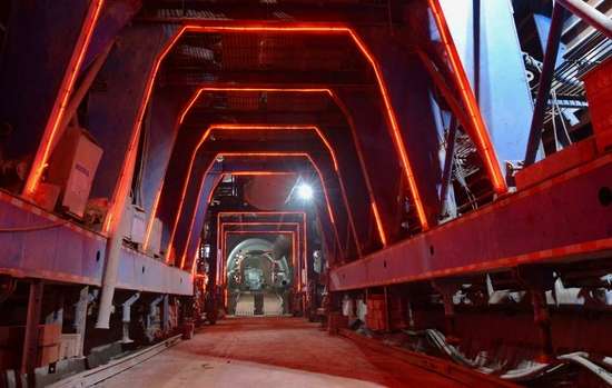 这是2018年3月26日在老挝磨丁拍摄的中老铁路友谊隧道施工现场。新华社发（刘艾伦摄）