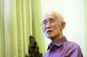 离开家乡几十年,余老仍不忘家乡事、家乡话 现代快报/ZAKER南京记者 赵杰 摄