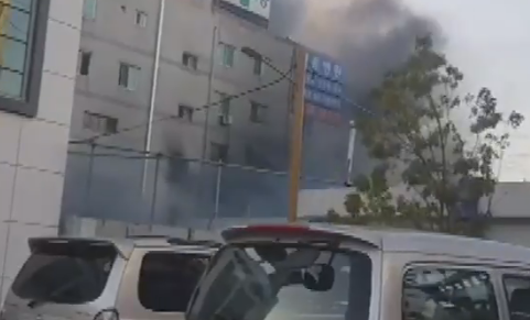 韩国密阳市一医院发生火灾 受困人员搭梯子逃生